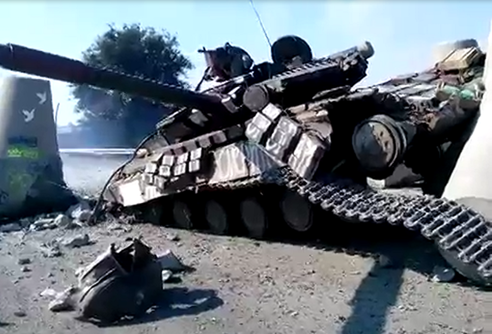 Разбитый танк на блокпосту