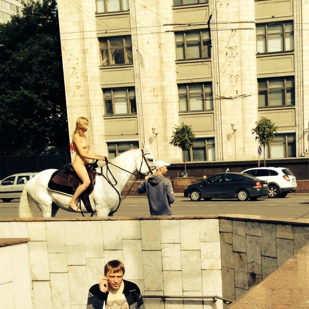 Голая девушка на белом коне проехалась по центру Москвы