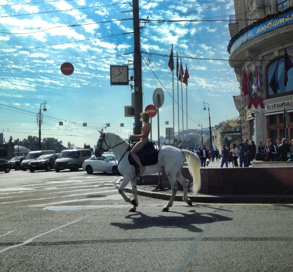 Голая девушка на белом коне проехалась по центру Москвы