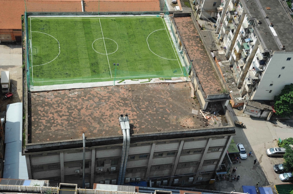 Стадионы на крышах школ