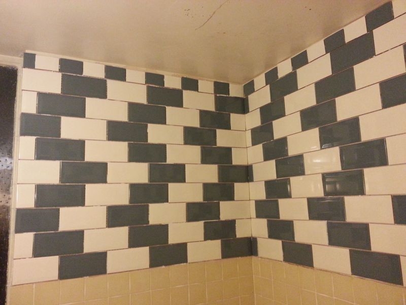 Случайная иллюзия стены кафе в ванной после кладки плитки