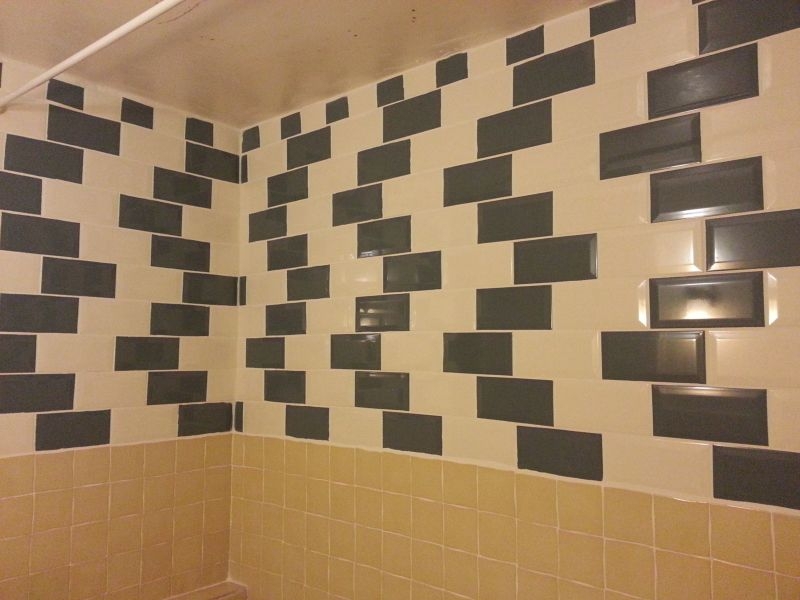 Случайная иллюзия стены кафе в ванной после кладки плитки
