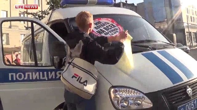 Активист «Стоп-хама» наклеил стикер на полицейское авто