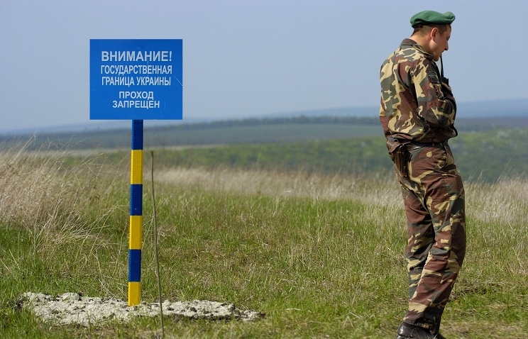 Украинские пограничники возводят "стену" на границе с Россией