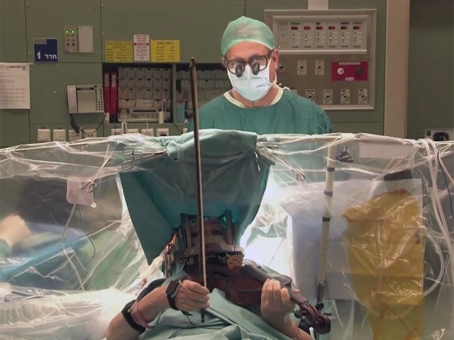 Пациентка в Израиле во время операции на мозге играла на скрипке