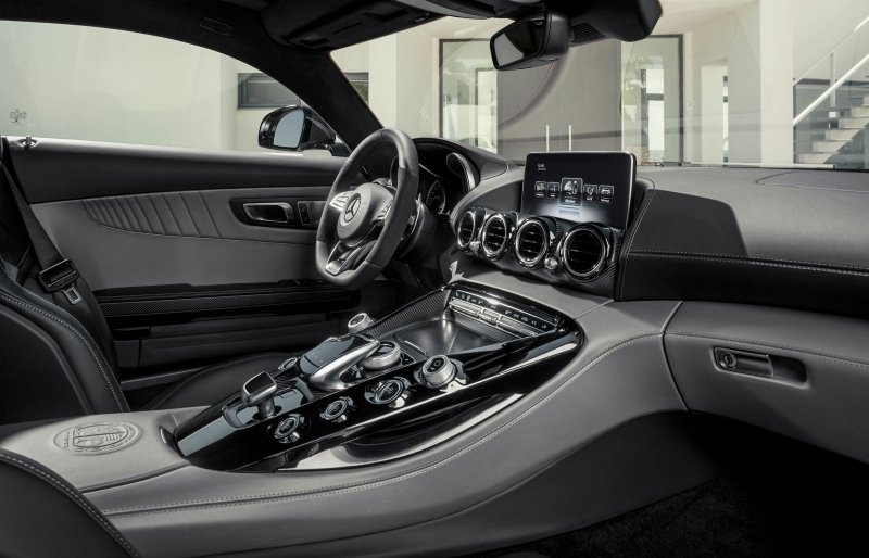 Mercedes-Benz официально представил спорткар AMG GT