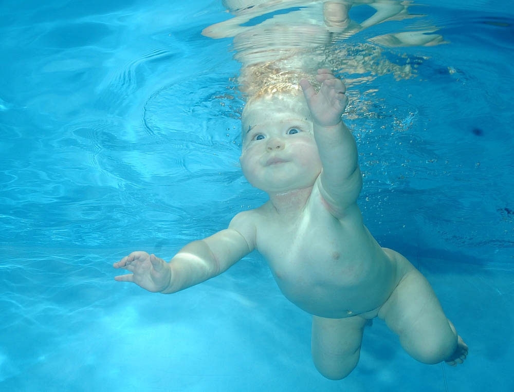 Плавающие под водой младенцы
