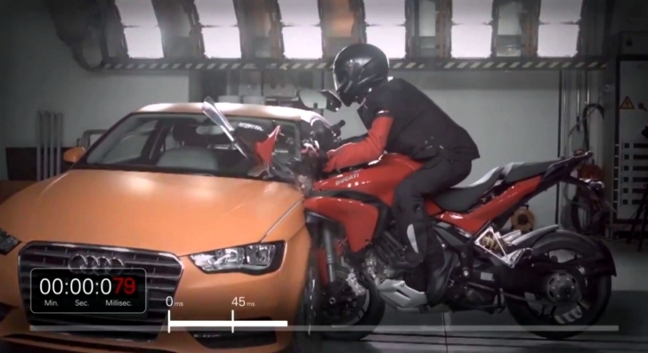Ducati и Audi протестировали подушку безопасности мотоциклиста