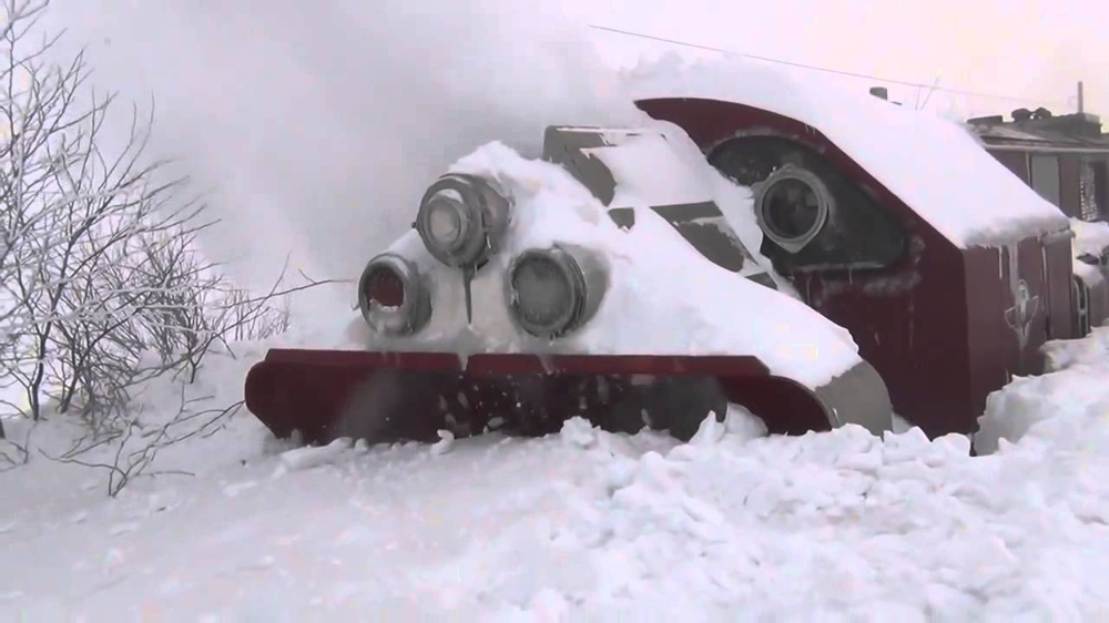 Снегопад против железнодорожного очистителя  