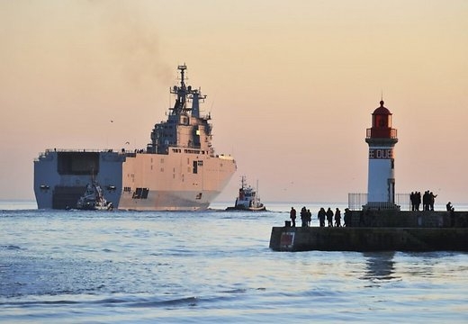 Первый "Мистраль" с российским экипажем вышел в море