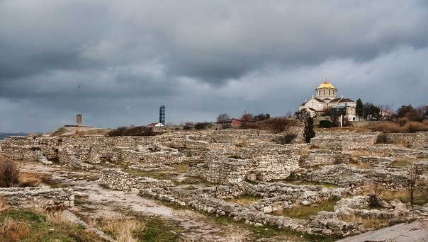Крымские пейзажи: чудеса природы и древние руины  
