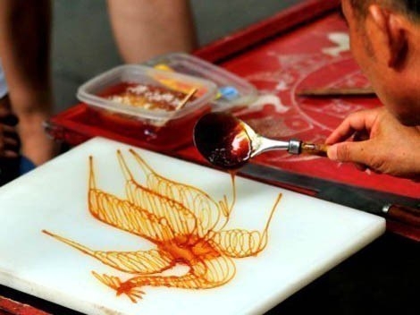 Старинная китайская традиция рисования карамельным сахаром