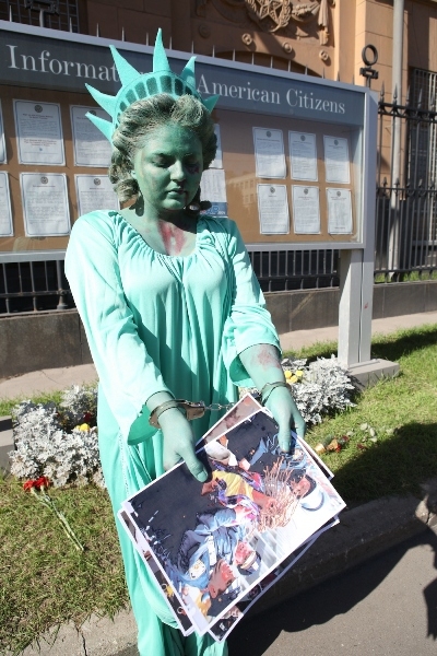 «Забитая» статуя Свободы вышла к посольству США в Москве.