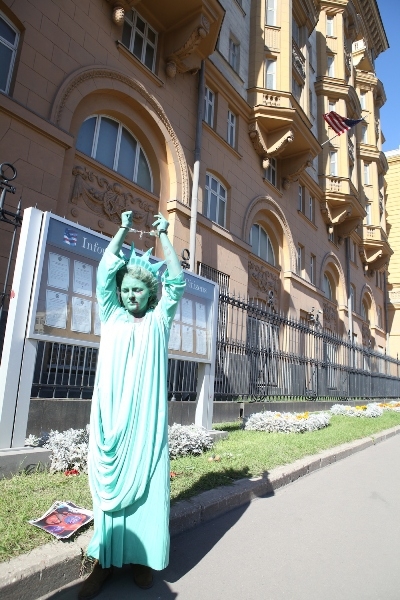 «Забитая» статуя Свободы вышла к посольству США в Москве.