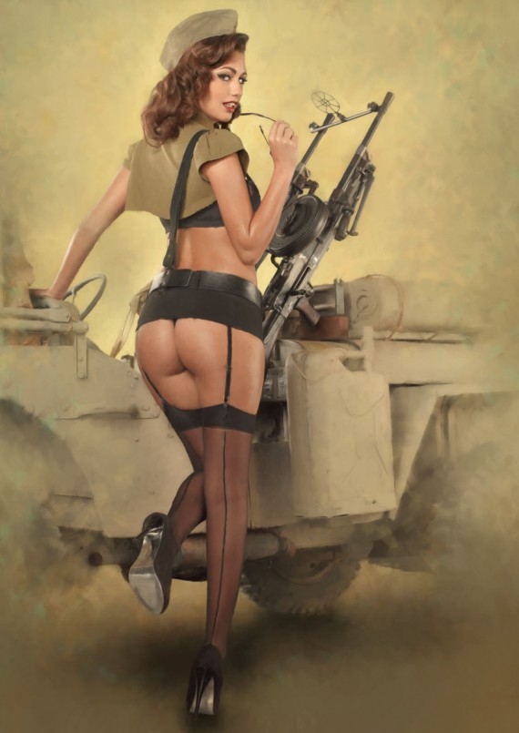 Девушки в военной форме для календаря "Hot Shots"