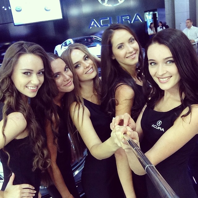 «Селфи» с самыми красивыми девушками Московского автосалона