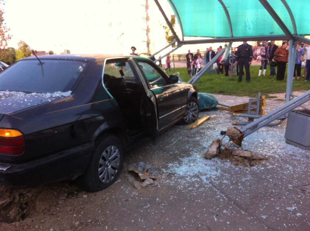 Пьяный водитель на BMW врезался в остановку в Минске.