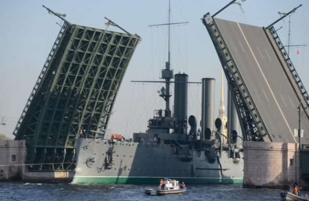 Крейсер «Аврора» покинул место своей вечной стоянки впервые за 27 лет