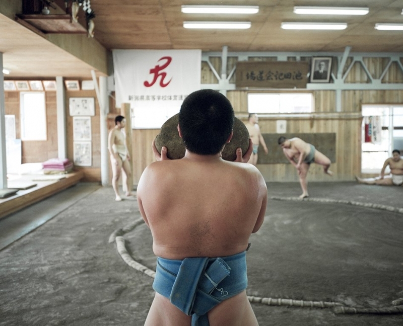 Как живут и тренируются молодые борцы  в одной из школ сумо в Японии