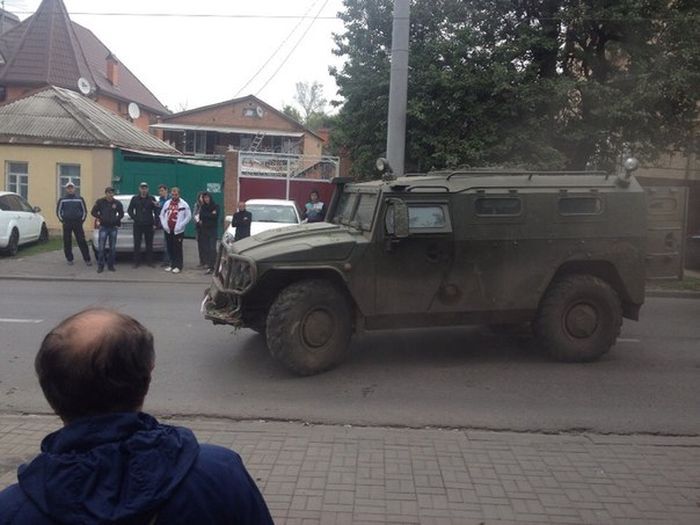 Бронеавтомобиль "Тигр" протаранил несколько автомобилей