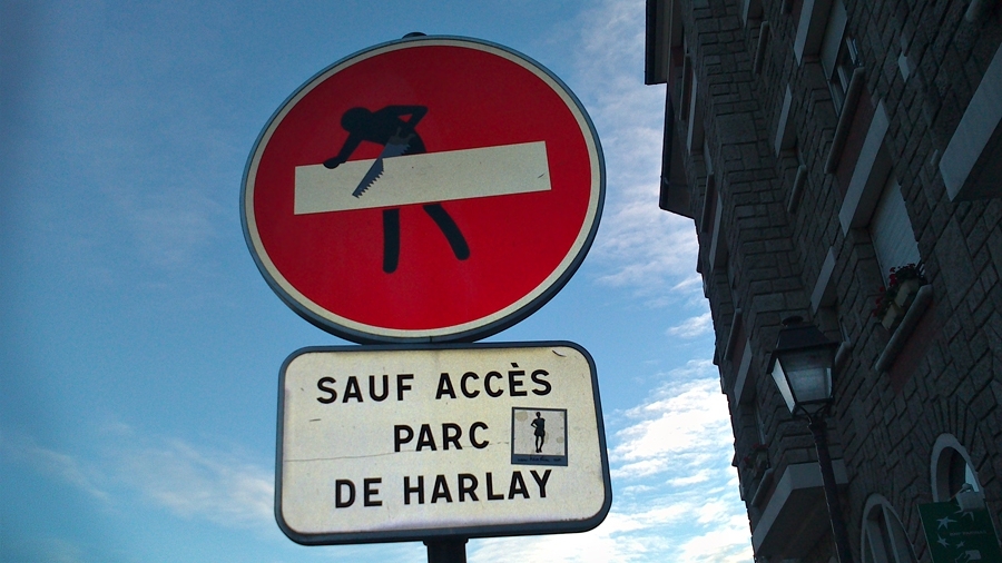 Веселые дорожные знаки на парижских улицах
