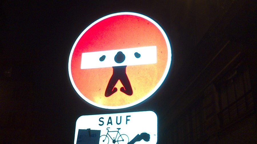Веселые дорожные знаки на парижских улицах