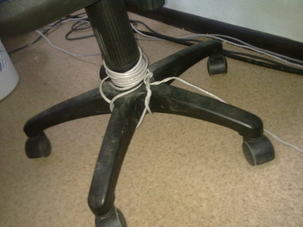 Уборщице в офисе мешали провода