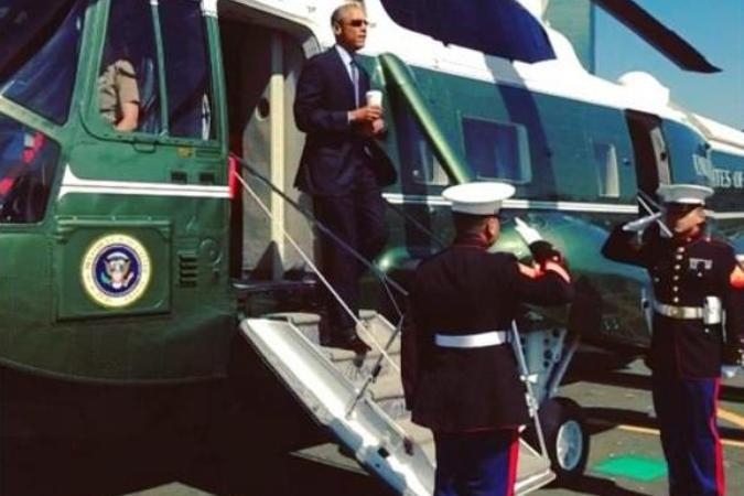 Обаму высмеяли за воинское приветствие с кофе в руке