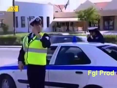 Полицейский останавливает мотоциклиста 