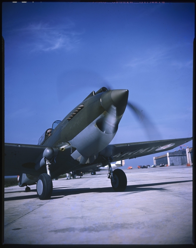 Цветные фотографии ранних P-40