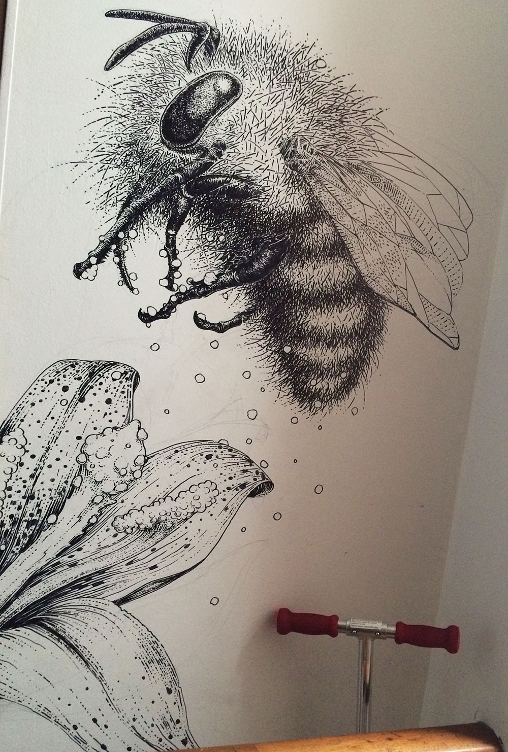 Пчела в нектаре