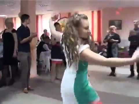 Зажигательный танец русской красавицы на свадьбе 