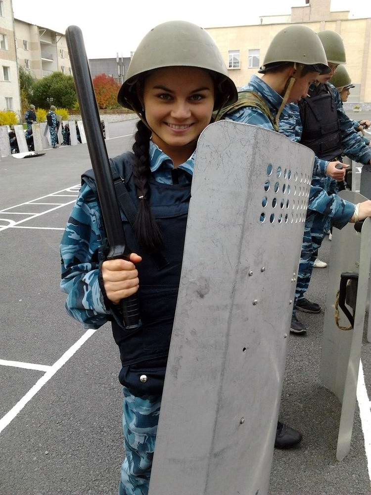Лица девушек из российской полиции