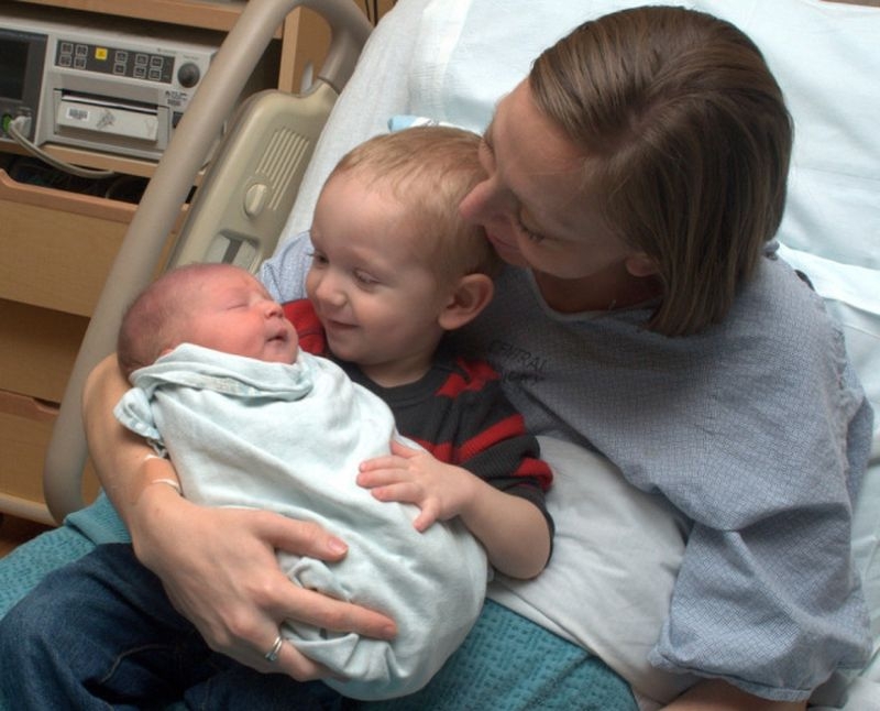 Дети впервые видят своих новорожденных братьев и сестер