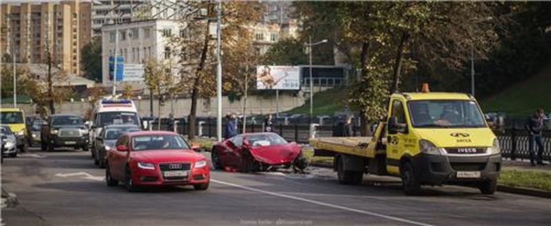 В Москве Ferrari протаранил три автомобиля