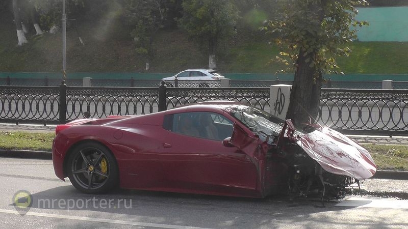 В Москве Ferrari протаранил три автомобиля