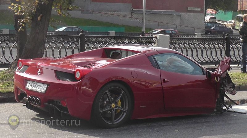 В Москве Ferrari протаранил три автомобиля