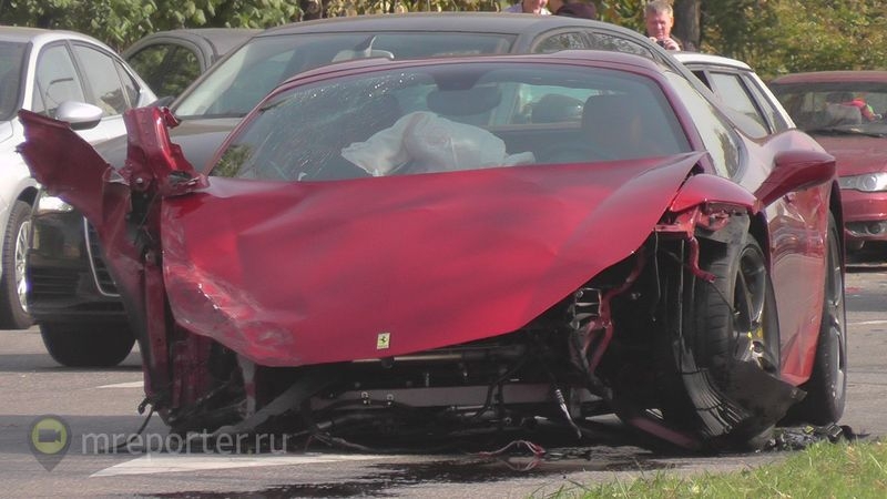 В Москве Ferrari протаранил три автомобиля