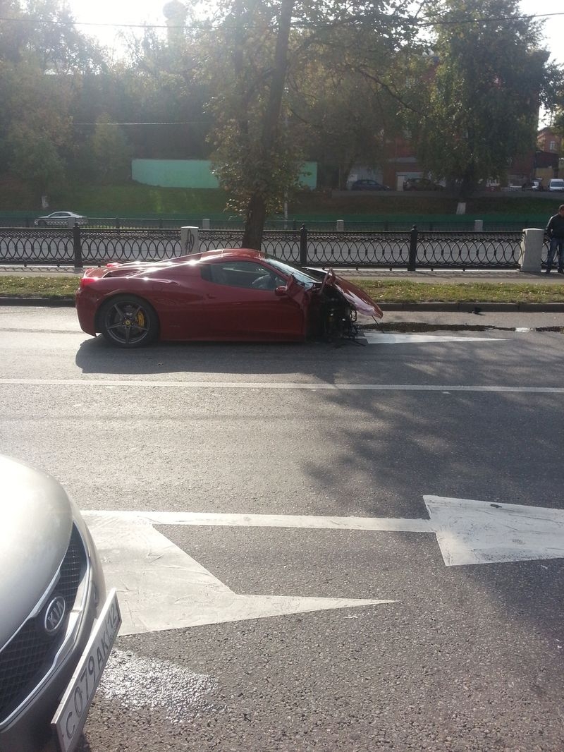 В Москве Ferrari протаранил три автомобиля