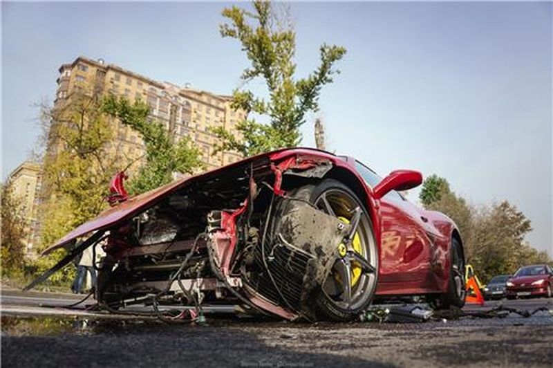 В Москве Ferrari протаранил три автомобиля