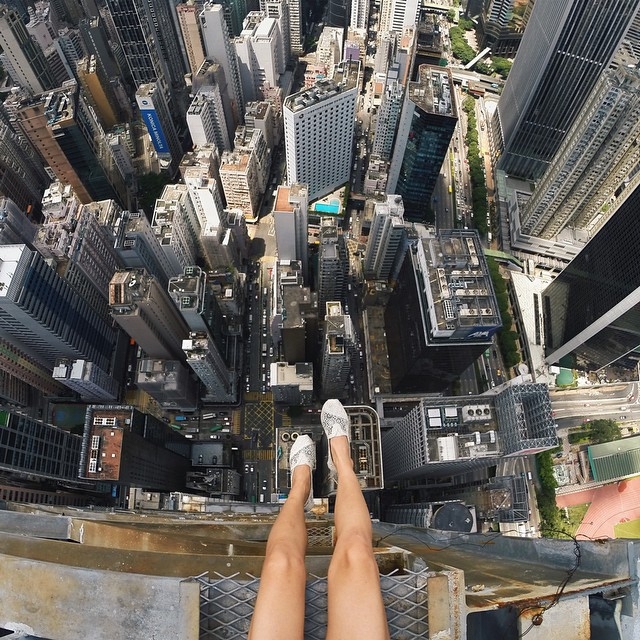 18 ужасающих фотографий с вершины небоскребов