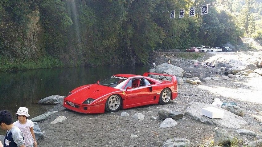 Японец отправился в поход на Ferrari F40