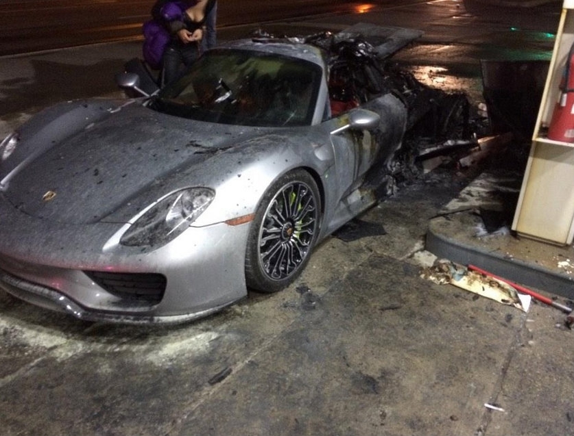 Уничтожил свой Porsche 918 Spyder по неосторожности
