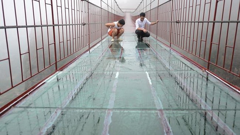 Прозрачный 300-метровый мост открылся в Китае