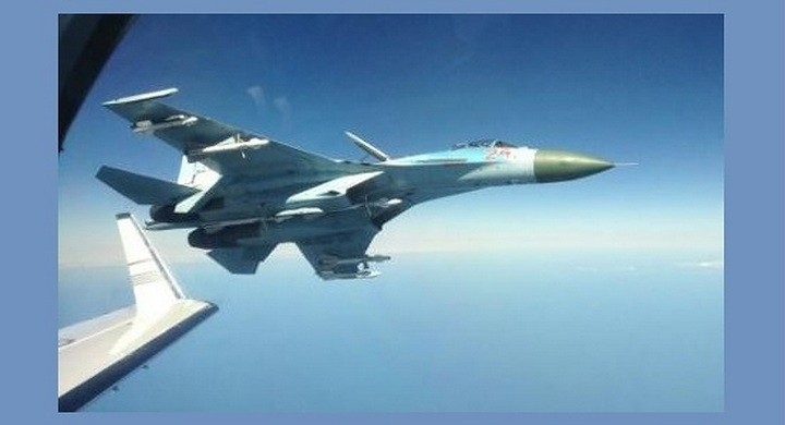 Фото сближения российского Су-27 и разведывательного самолёта Швеции