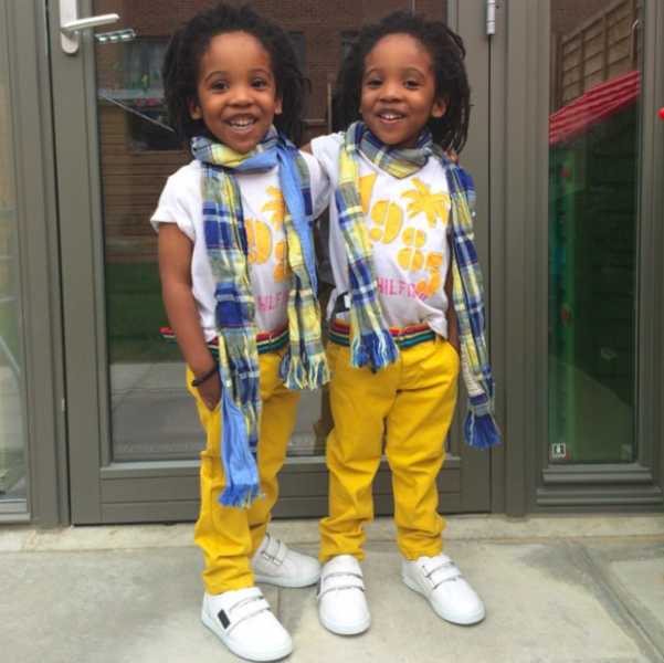 Стильные малыши-близнецы 