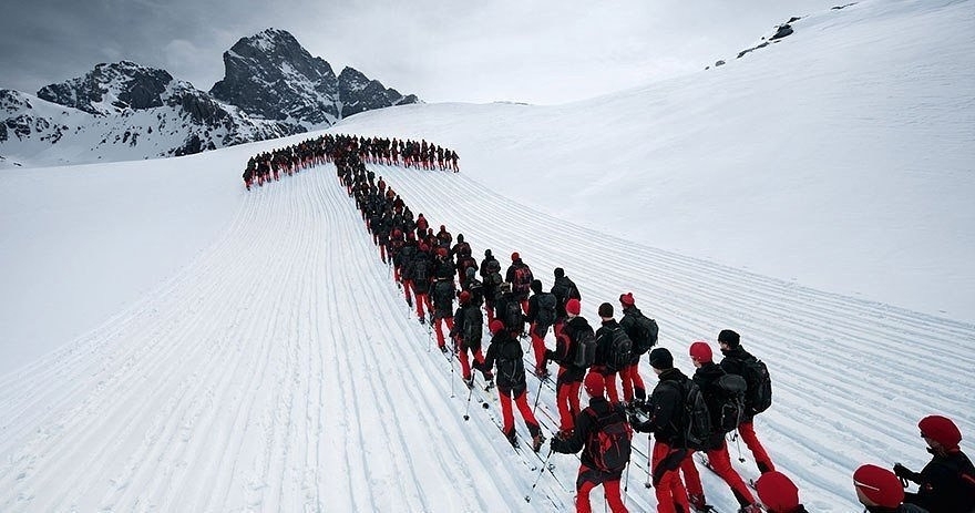 Сотни альпинистов поднялись на Альпы для эпических фотографий