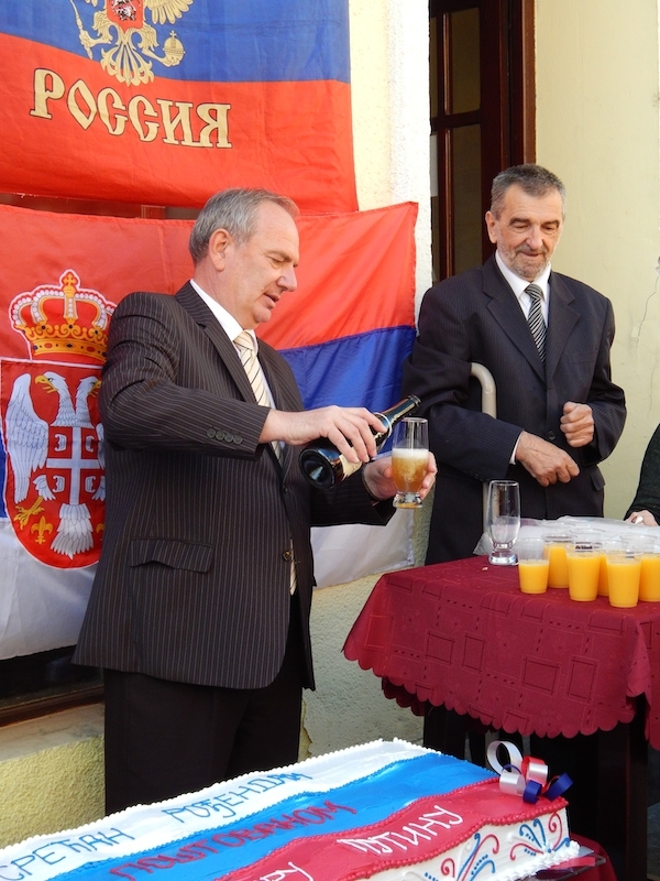 Как празднуют день рождения Путина в Сербии 