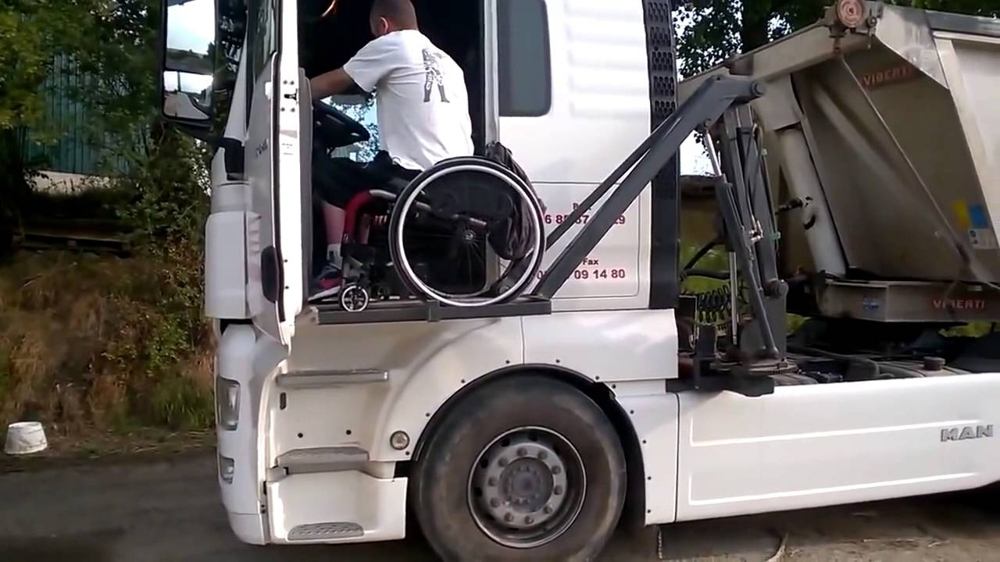 Инвалид Дальнобойщик демонстрирует работу своего тягача MAN с инвалидн 