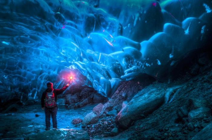 Красота ледёной пещеры на Аляске